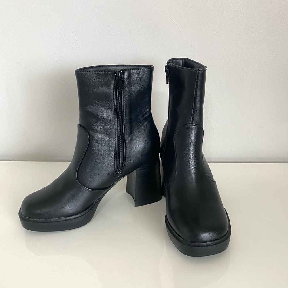 NWOB Rouge Helium Black Ankle Boots - Picture 5 of 10